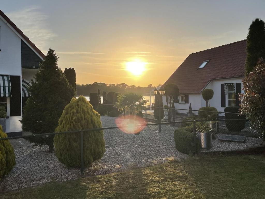 Freistehendes Ferienhaus Am See Naehe Roermond Heel Extérieur photo