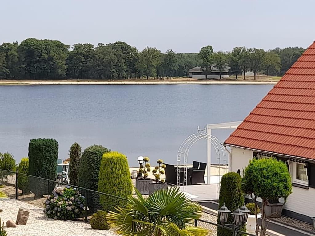 Freistehendes Ferienhaus Am See Naehe Roermond Heel Extérieur photo